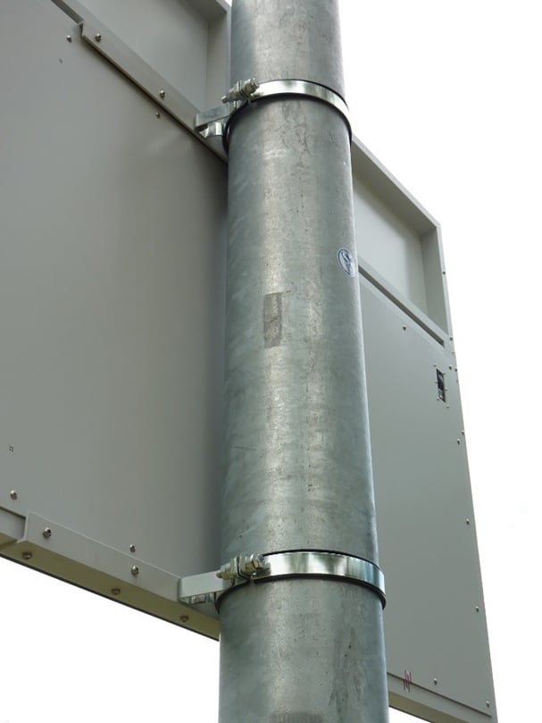 Mounting kit for round mast