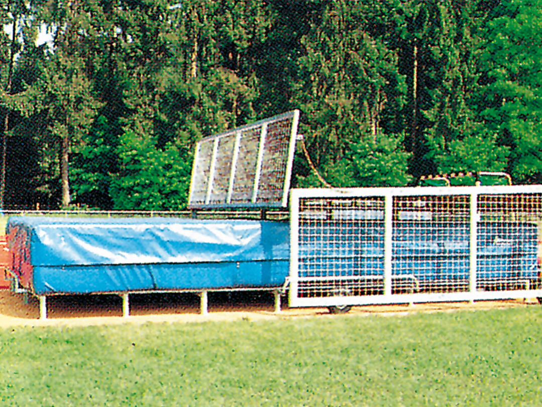 Grid cover for pole vault mats