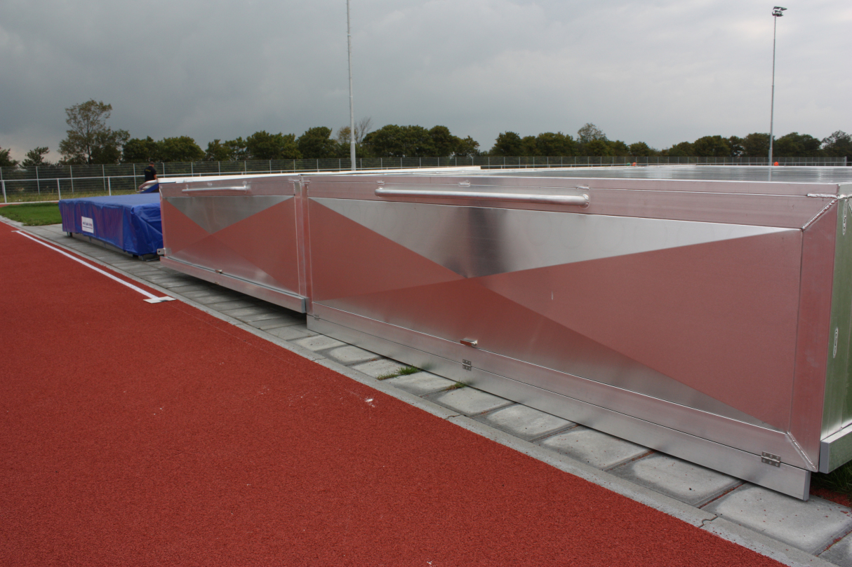 Magnetic mat protection for (pole) vault covers