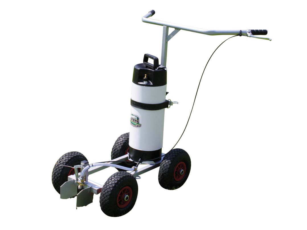 Wet marking cart with 4 tires