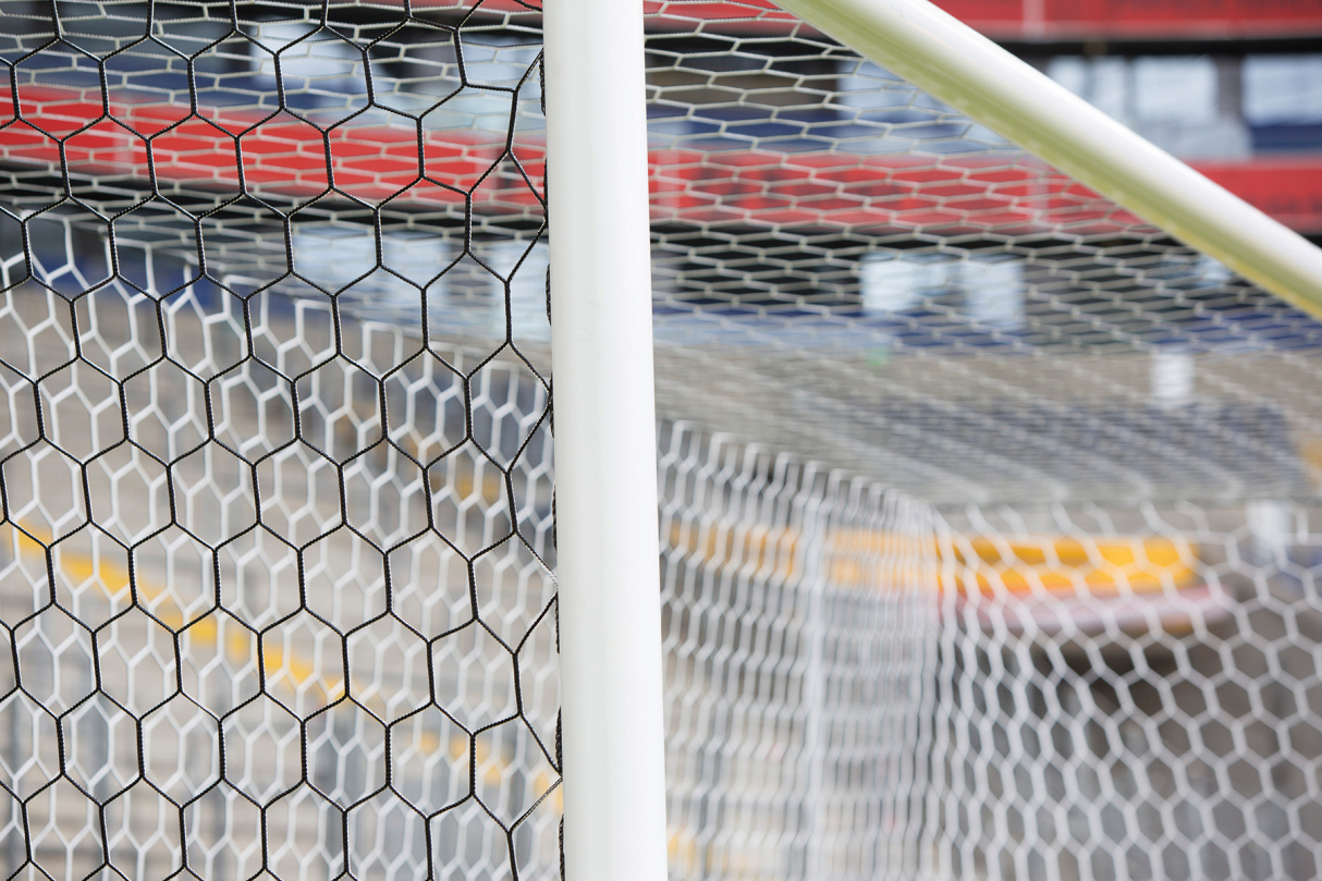 Camera-optimized soccer goal net with hexagonal mesh