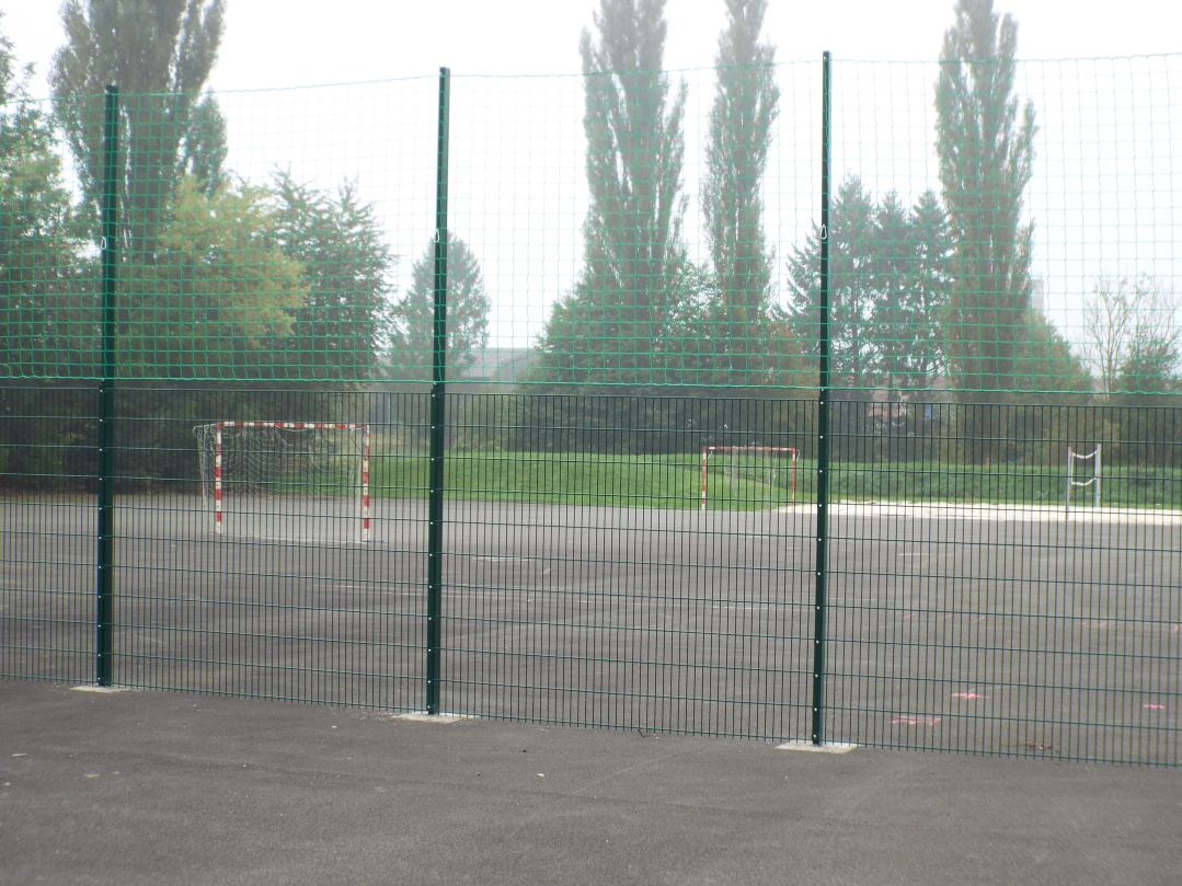 Steel ball catch fence system with wire mesh panels