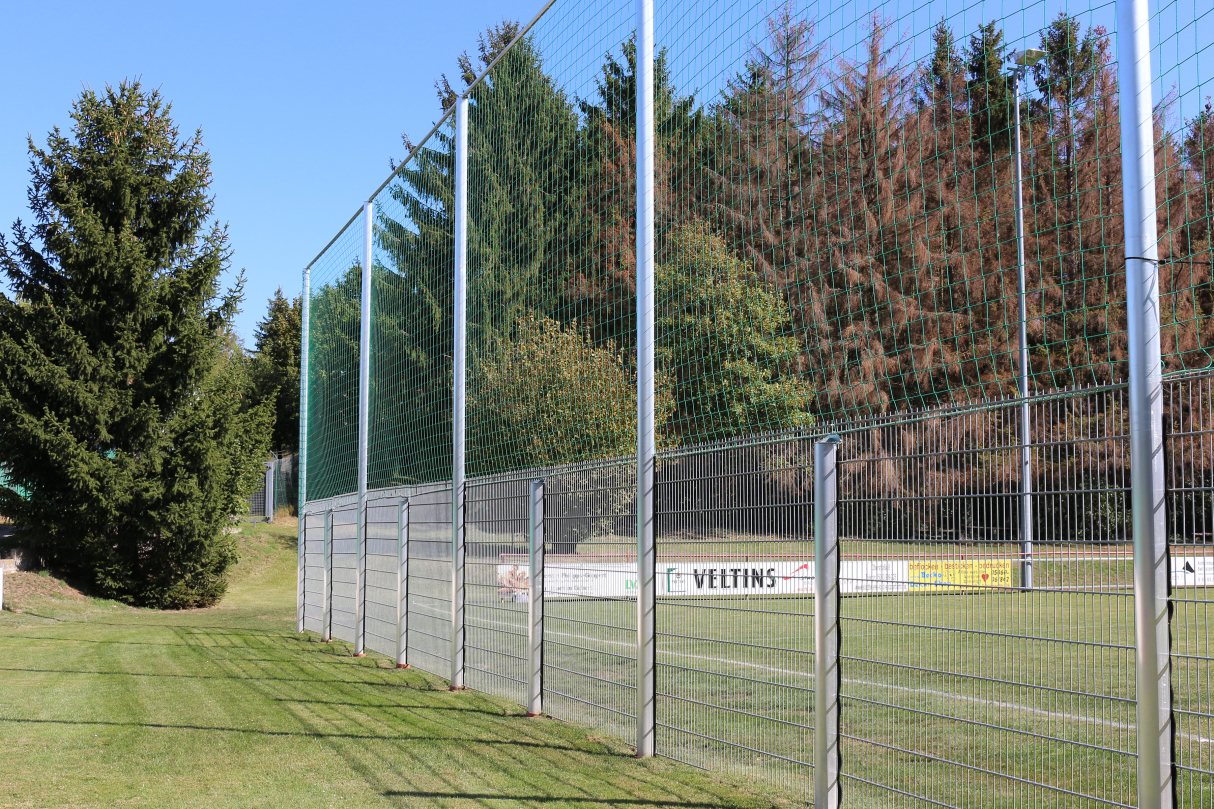 Aluminum Ball Catch Fence with Bar Grating Mats