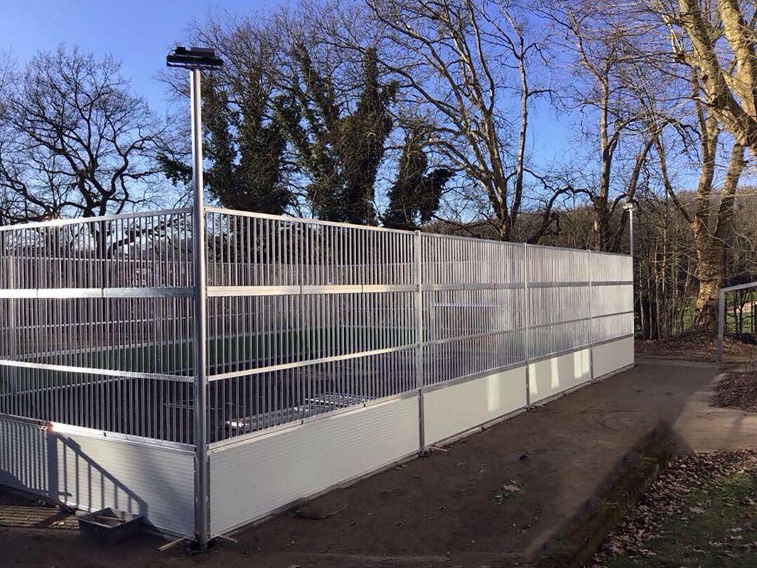 Soccer Court ARENA PRO PLUS: Perimeter with aluminum grid construction