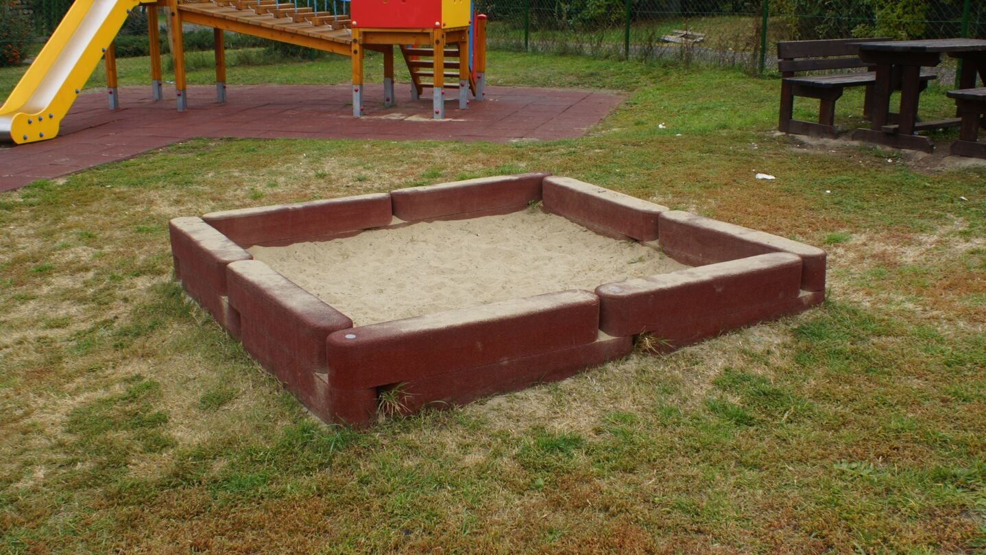 Sandpit edging