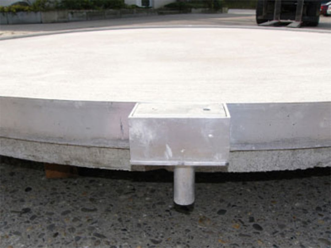 Discus ring with concrete plate