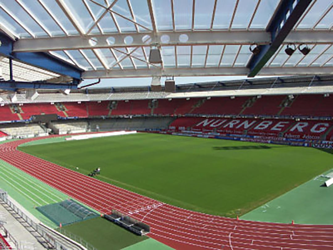 Outdoor field markings for marking 250-500 meters.