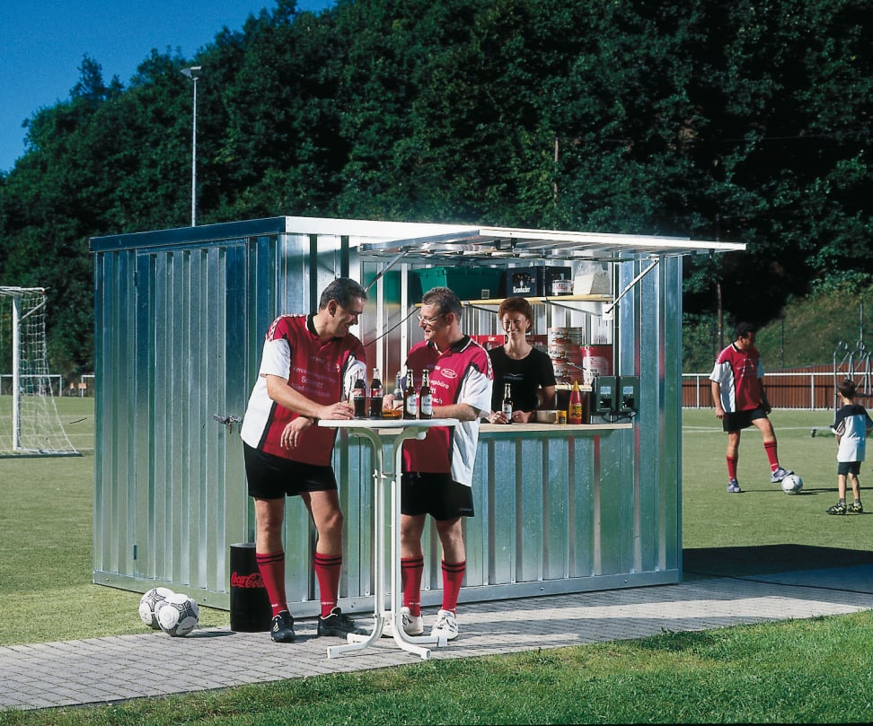 Multifunctional wall for material containers