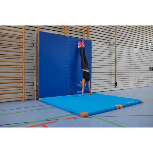 Impact protection mat for climbing walls