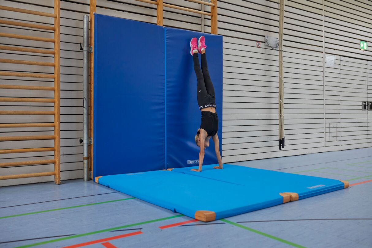 Impact protection mat for climbing walls