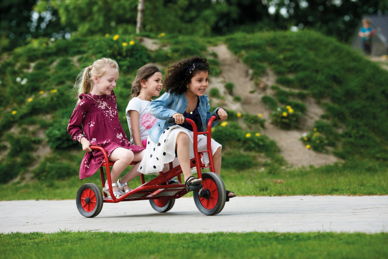 Kinder fahren mit einem Dreirad