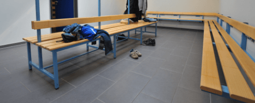 Umkleideraum f&uuml;r die Anlagenausstattung mit Sitz- und Aufbewahrungsl&ouml;sungen im professionellen Einsatz