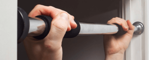 Klimmzugstange für den Türrahmen online kaufen bei Kübler Sport Fitnessgerechte Klimmzugstange mit Schaumstoffgriffen im Türrahmen, ideal für Zuhause und Studio