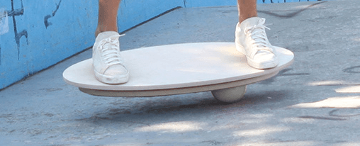 Verschiedene Balance Spiele für Freizeit, Training und Sportunterricht – Balancierbretter, Slacklines und Balancierspiele im Einsatz