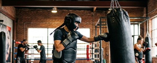 Karate Schutzausrüstung online kaufen im Kübler Sport Onlineshop Erwachsene beim Training mit Schutzausrüstung