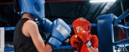 Kopfschutz für MMA kaufen Zwei Kinder mit Kopfschutz im Boxring