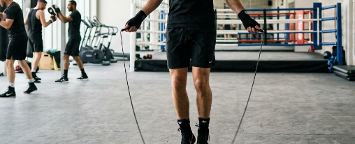 MMA Zubehör fürs Training kaufen MMA-Sportler traininert mit MMA-Zubehör
