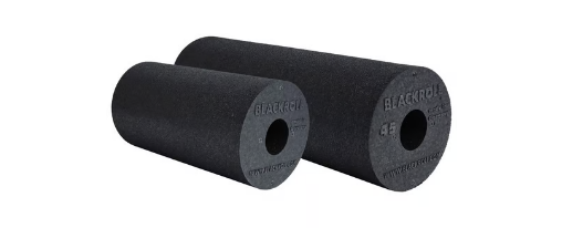BLACKROLL Faszienrolle kaufen im Kübler Sport Onlineshop Faszienrolle aus hochwertigem Material für therapeutische Anwendungen auf einem Behandlungstisch