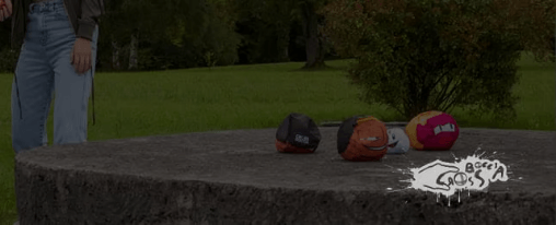 Personen spielen Crossboccia mit Stoffb&auml;llen im Garten auf Rasen