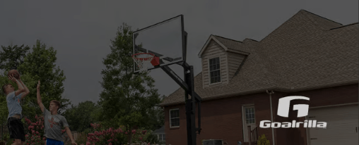 Basketballanlage Goalrilla f&uuml;r Sportvereine auf einem Trainingsplatz w&auml;hrend des Vereinsbetriebs