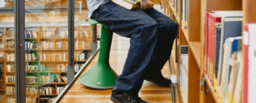 Hokki Bewegungssitz f&uuml;r Schulen in einem modernen Klassenzimmer