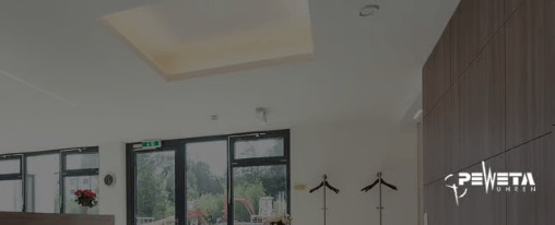 Moderne PEWETA-Uhrenanlagen und Anzeigetafeln f&uuml;r Sportvereine auf einem gro&szlig;en Sportgel&auml;nde