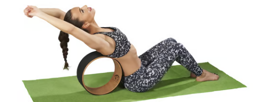 Fitnessbegeisterte trainieren gemeinsam mit modernem Trendy Sport Equipment im Fitnessstudio