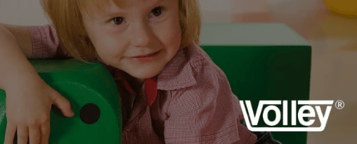 Kinder beim Spiel mit Volley Softb&auml;llen im Bewegungsraum einer Kindertagesst&auml;tte