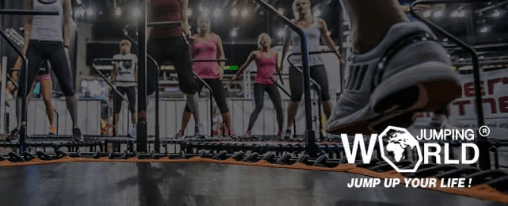 Fitnessbegeisterte beim Training mit WORLD JUMPING Trampolinen in moderner Halle